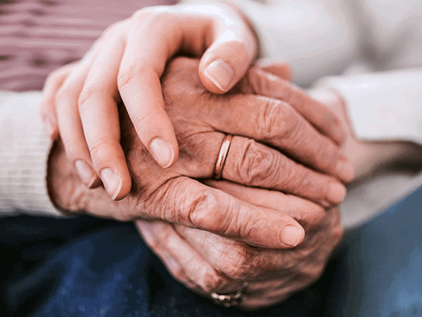 "Tawelwch meddwl" i ofalwr 80 oed o Sir Benfro sy'n gofalu am ei mab sydd ag anaf i'r ymennydd