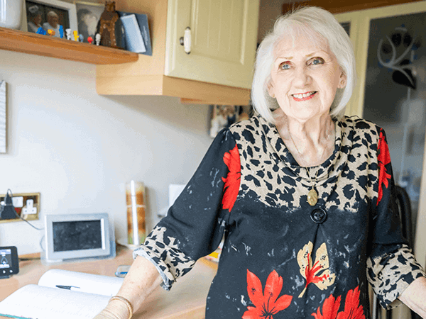 Astudiaeth achos: Gallu aros yn fy nghartref fy hun