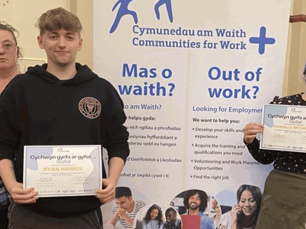 Mae menter partneriaeth newydd wedi'i lansio i helpu pobl yn Sir Gaerfyrddin i ddilyn gyrfa yn y sector gofal