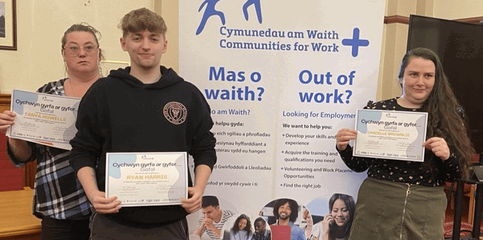 Mae menter partneriaeth newydd wedi'i lansio i helpu pobl yn Sir Gaerfyrddin i ddilyn gyrfa yn y sector gofal