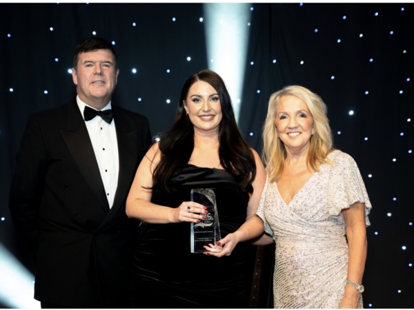 Charlotte yn ddangos gwobr