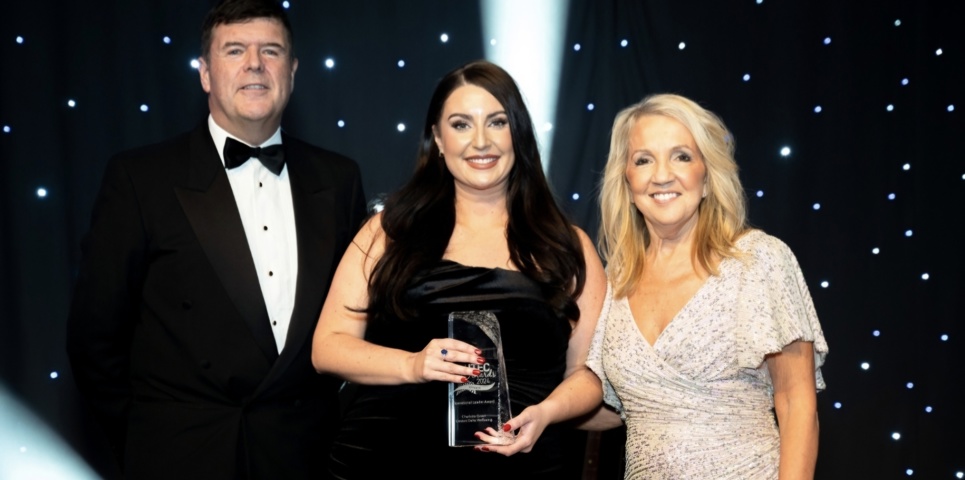 Charlotte yn ddangos gwobr