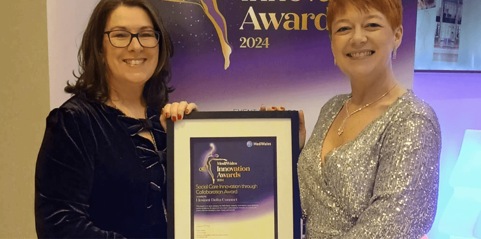 Ein Uwch Dîm Rheoli yn cyflwyno'r wobr