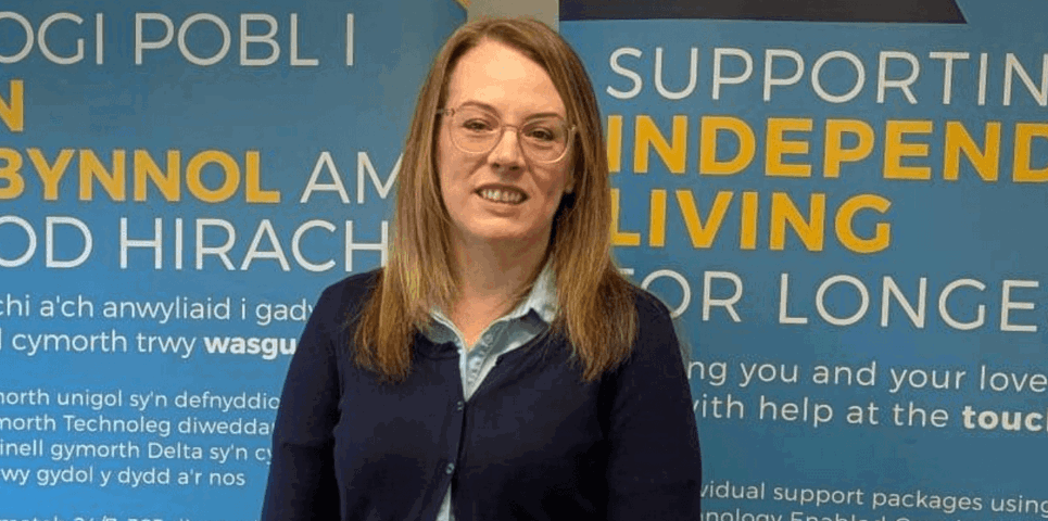 Swyddog lles cymunedol yn sefyll y tu allan i'r ganolfan byw'n dda yng Nghaerfyrddin