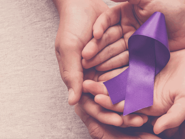 Dwylo yn dal rhuban ymwybyddiaeth porffor yn ysgafn, yn symboleiddio cefnogaeth a gofal epilepsi