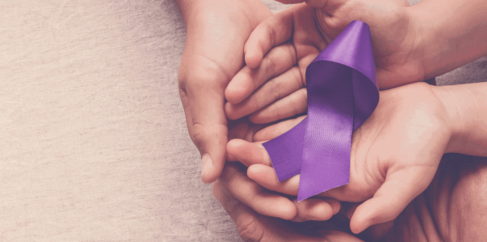 Dwylo yn dal rhuban ymwybyddiaeth porffor yn ysgafn, yn symboleiddio cefnogaeth a gofal epilepsi