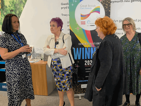 Gweinidog Cymru yn ymweld â Llesiant Delta a'r tîm Gartref yn Gyntaf 