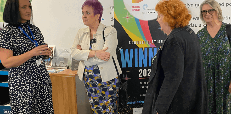 Gweinidog Cymru yn ymweld â Llesiant Delta a'r tîm Gartref yn Gyntaf 