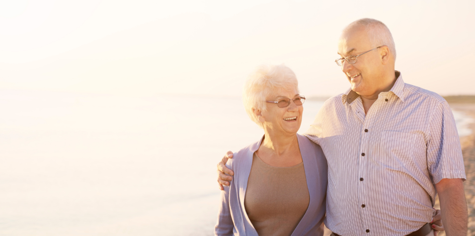 cwpl yn mwynhau eu hamser i lawr y traeth