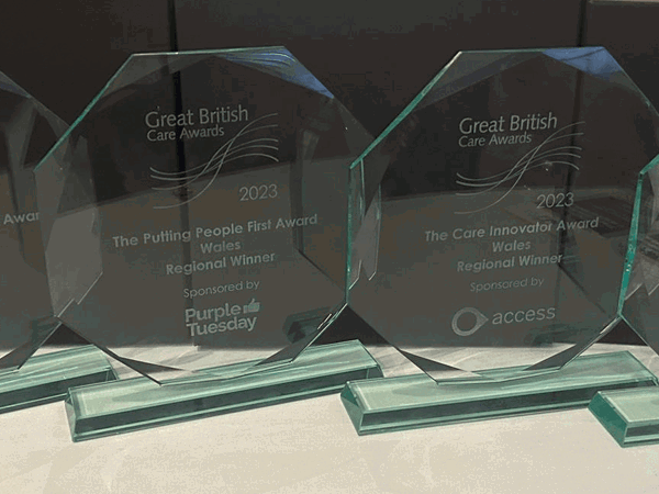 Mae Llesiant Delta yn dathlu ar ôl ennill PEDAIR gwobr eithriadol yn rhanbarth Cymru yng Ngwobrau Gofal Prydain Fawr