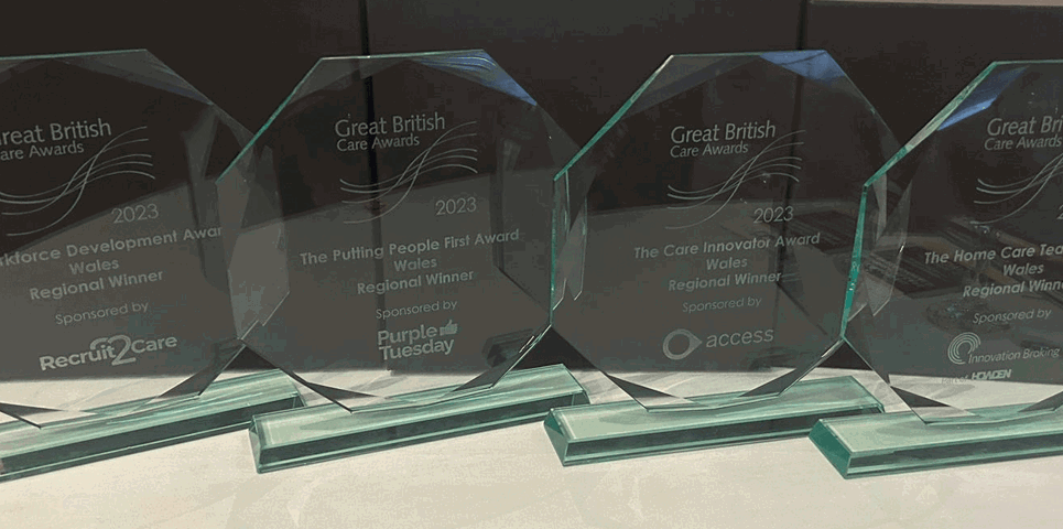 Mae Llesiant Delta yn dathlu ar ôl ennill PEDAIR gwobr eithriadol yn rhanbarth Cymru yng Ngwobrau Gofal Prydain Fawr