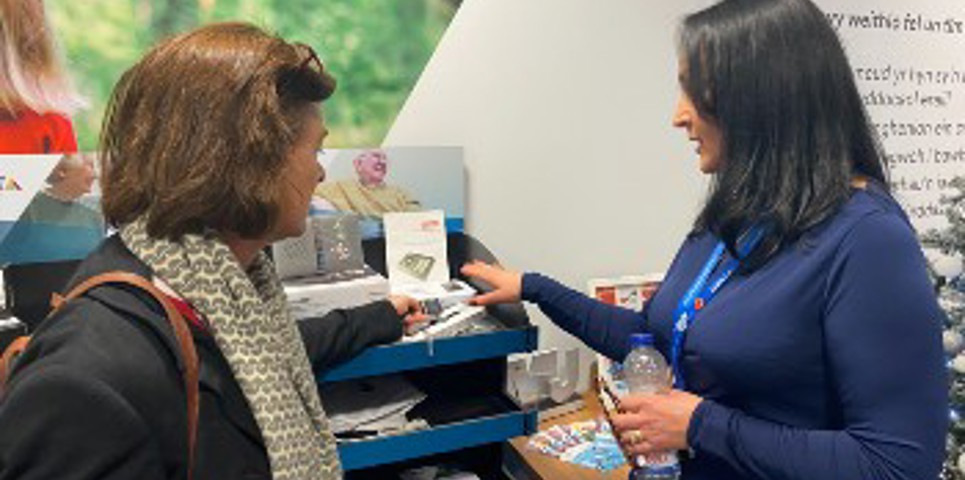 Y Gweinidog Iechyd yn ymweld â thîm Llesiant Delta a Gartref yn Gyntaf