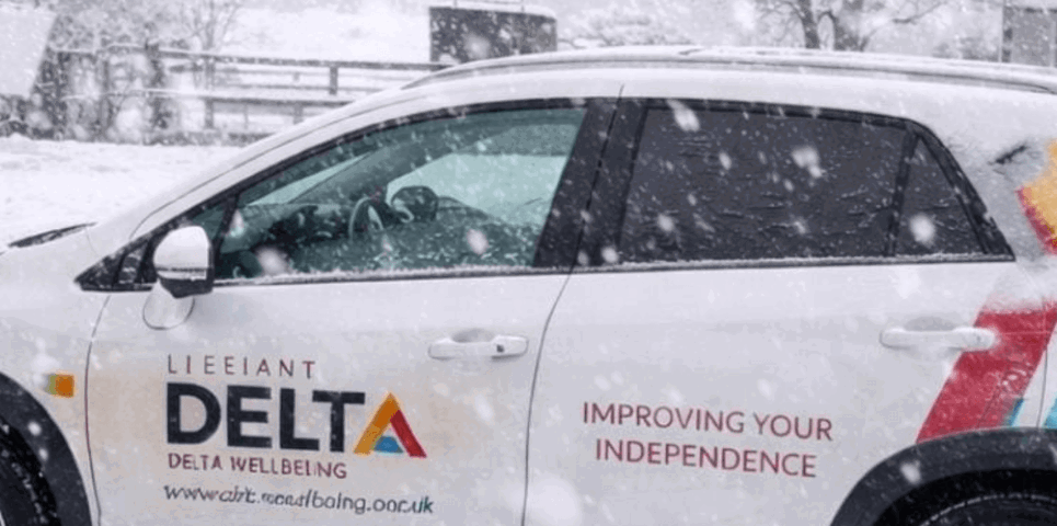 Llun swyddog ymateb yn y eira