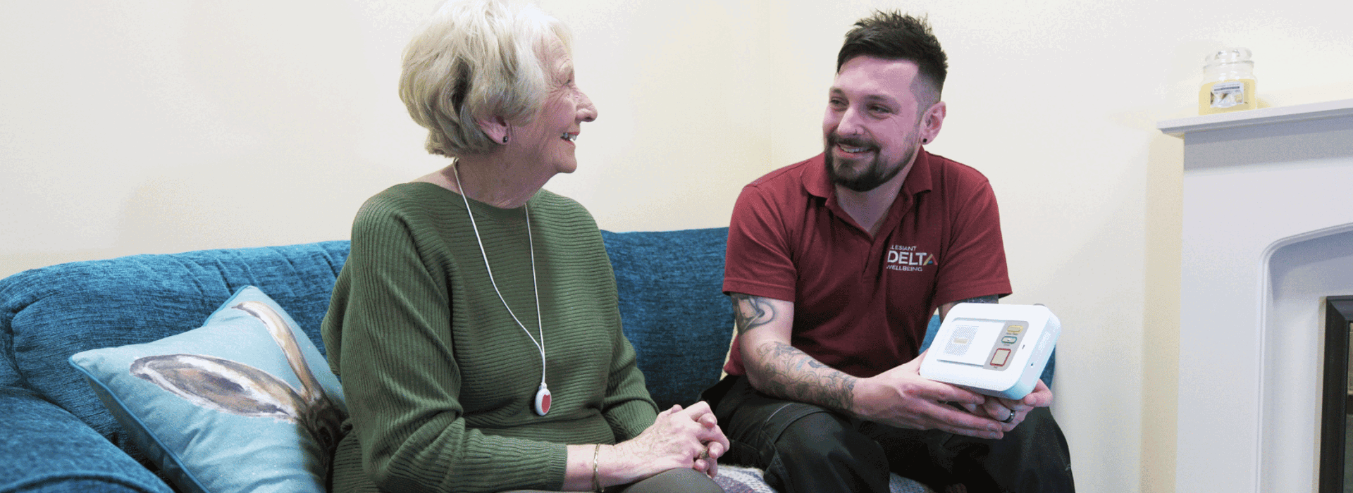 Aelod o staff Delta yn dangos cynnyrch TEC i gwsmer