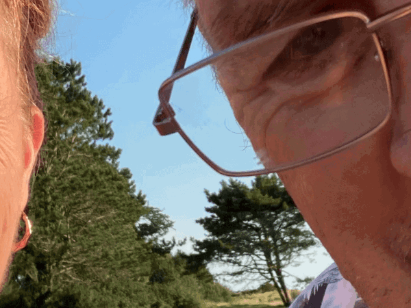 Gŵr a gwraig gyda'i gilydd yn gwenu