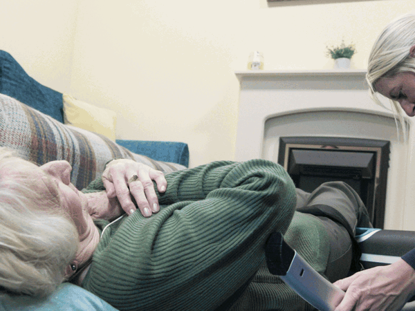 Llun o swyddog ymateb a cwstwmer