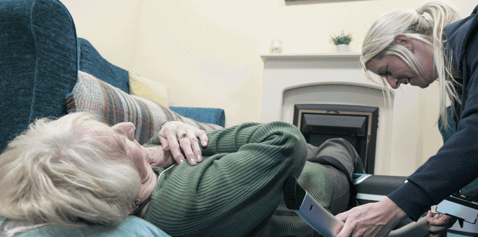 Llun o swyddog ymateb a cwstwmer