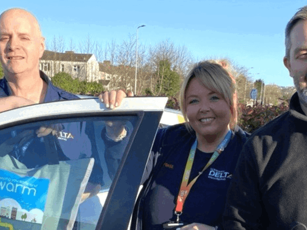 Helpu pobl hŷn i gadw'n gynnes y gaeaf hwn