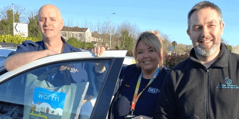 Helpu pobl hŷn i gadw'n gynnes y gaeaf hwn