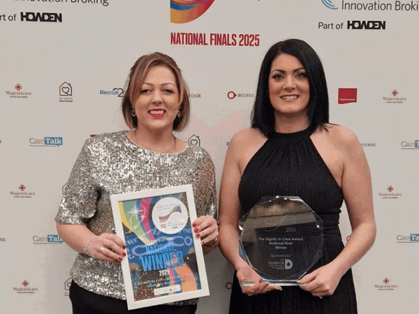 Diane Phillips and Sarah Vaughan yn y llun gyda gwobr