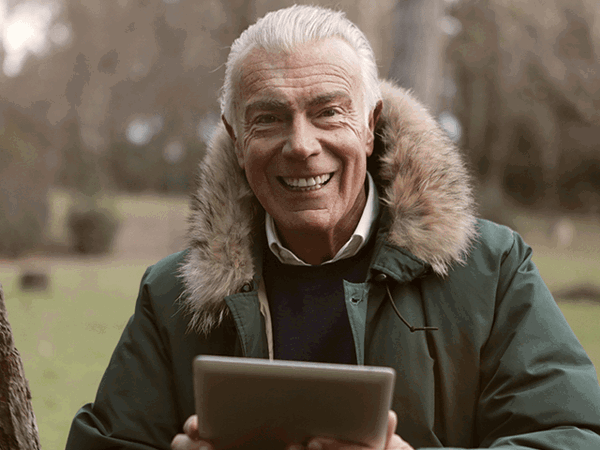 Cymorth digidol CONNECT yn atal cleient rhag cael ei thwyllo gan sgamwyr ar-lein