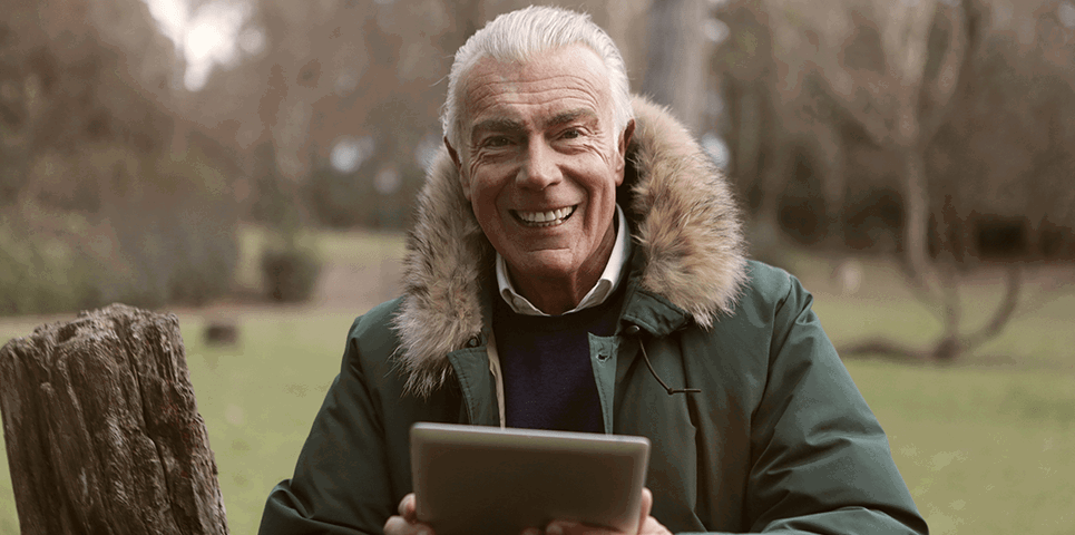 Cymorth digidol CONNECT yn atal cleient rhag cael ei thwyllo gan sgamwyr ar-lein