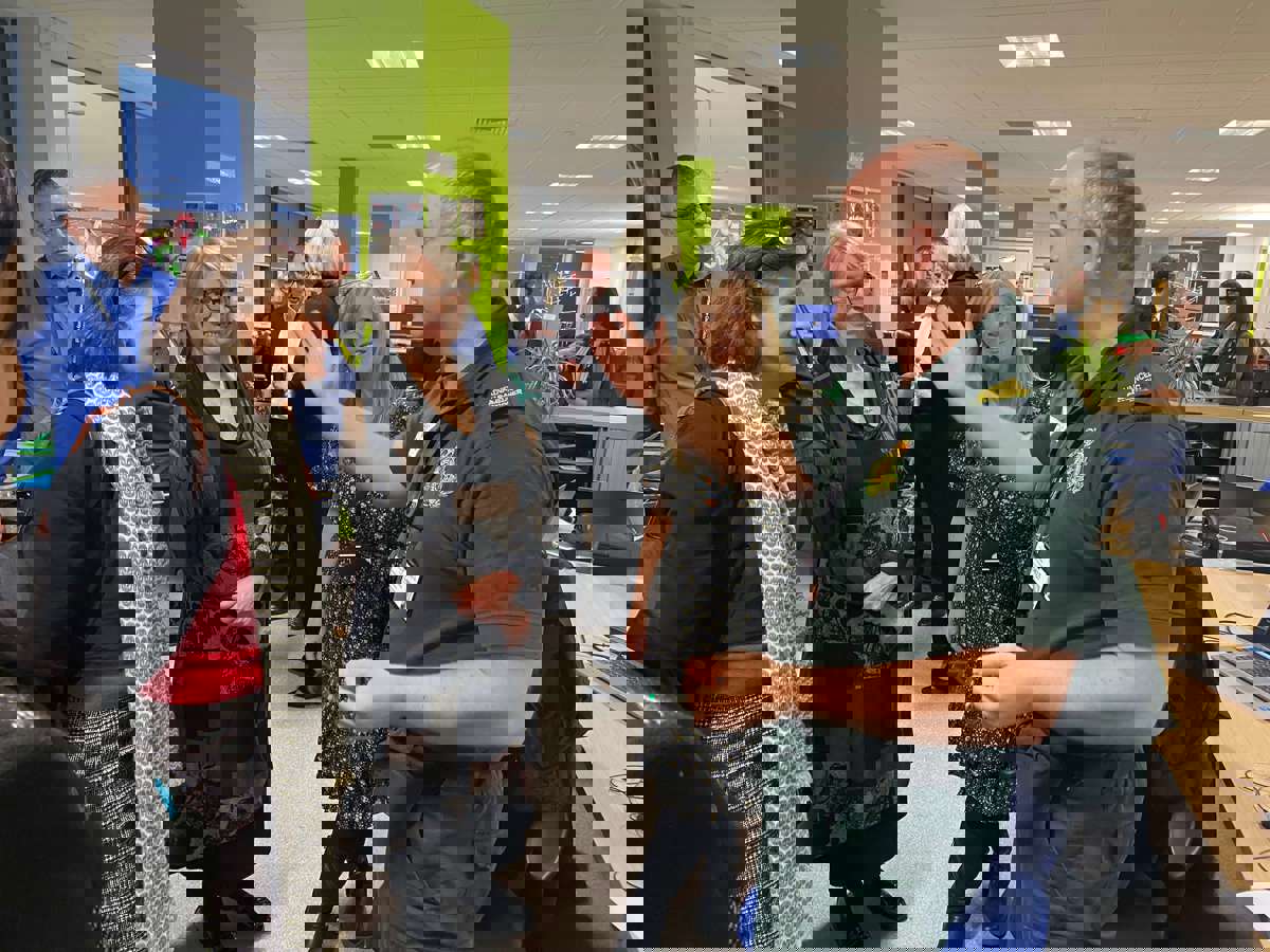 Y Gweinidog Iechyd yn ymweld â thîm Llesiant Delta a Gartref yn Gyntaf 