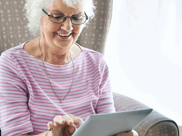 Sut y gwnaeth gwasanaeth CONNECT Sir Caerfyrddin helpu Beryl a'i theulu i aros gyda'i gilydd yn ystod COVID-19